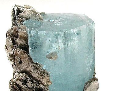 An aquamarine gemstone in unpolished crystal form